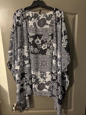 Black & Light Gray Floral Kimono Cover-Up